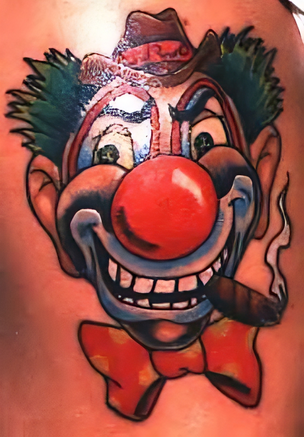 Clown mit großer roter Nase und Zigarre im Mund