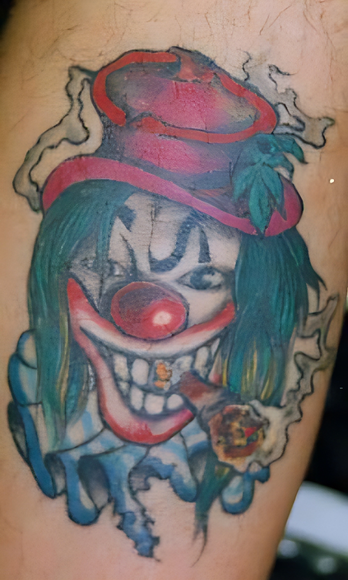 Clown mit rotem Hut und Zigarette im Mund