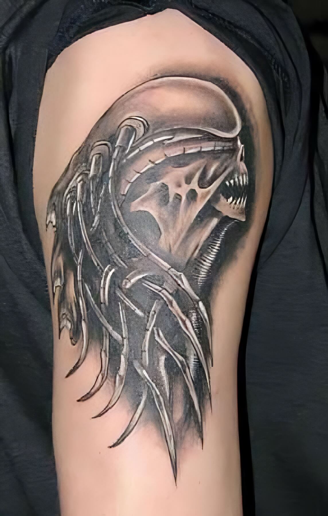 Alien mit scharfen Zähnen und Kabeln am Kopf