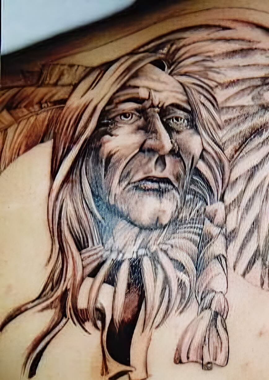 Anmutiger Indianer mit Federn und Indianerschmuck