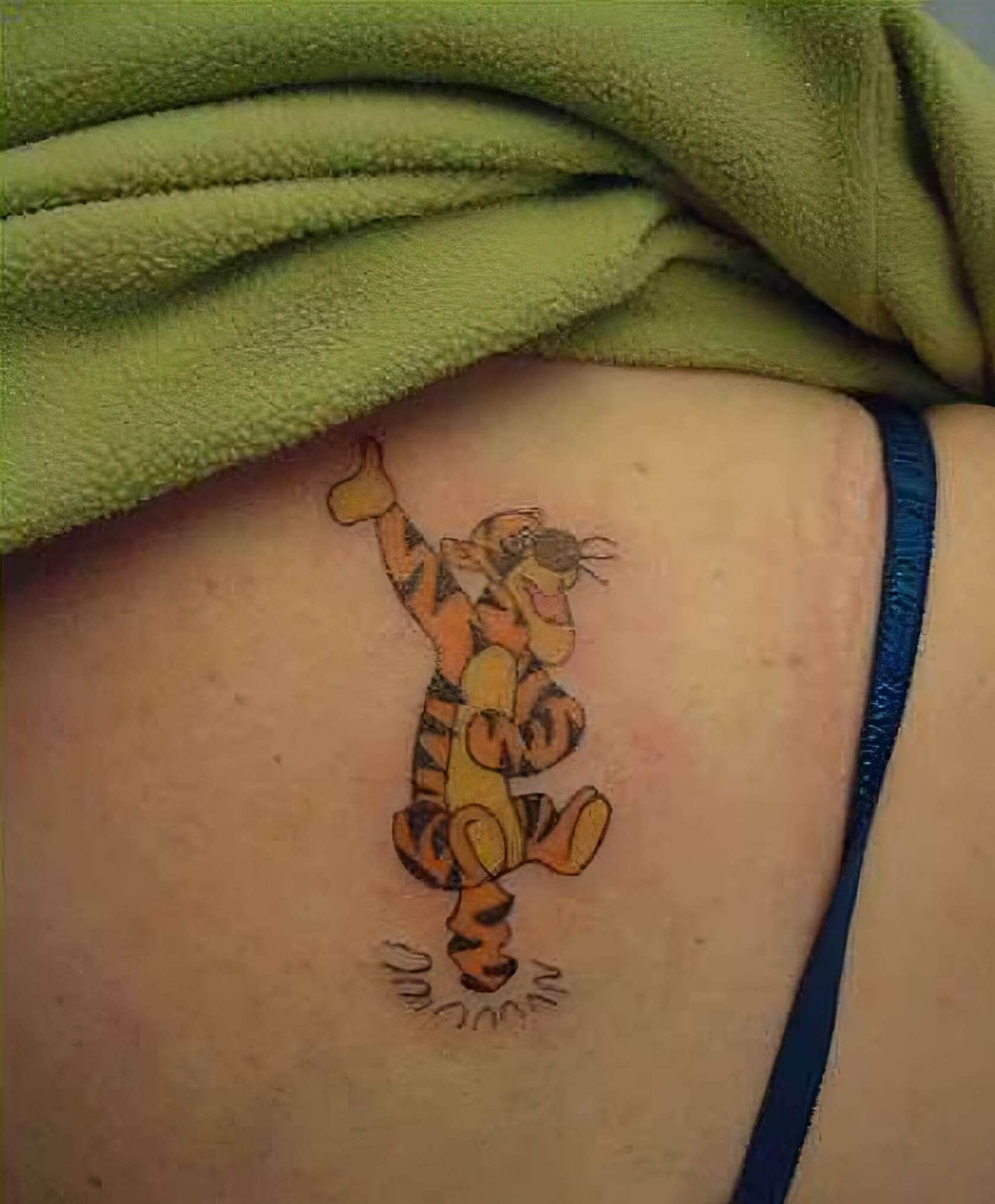 Auf dem Schwanz sitzender Tigger