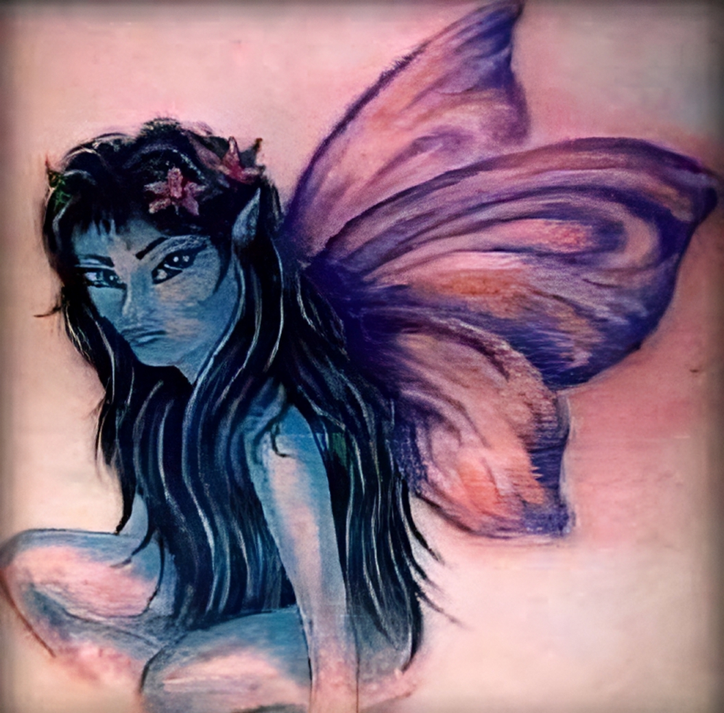 Blaue Fee mit lila Flügeln