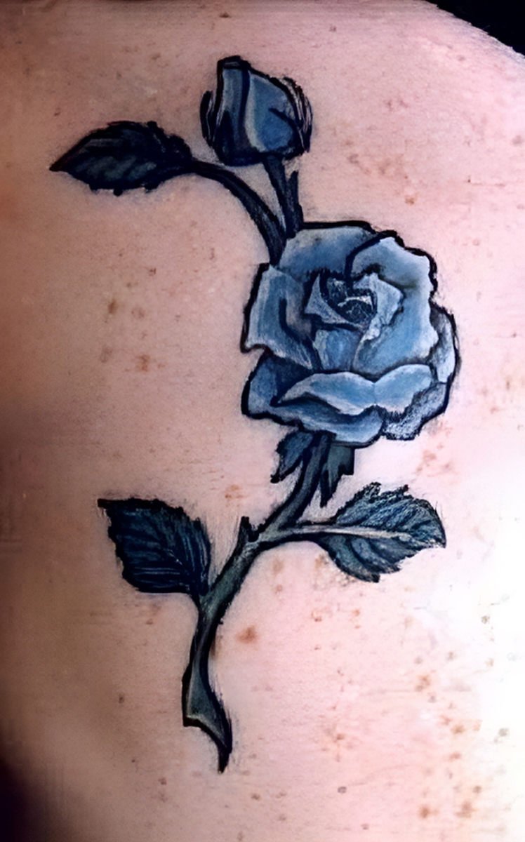 Blaue Rose mit zusätzlicher Rosenknospe
