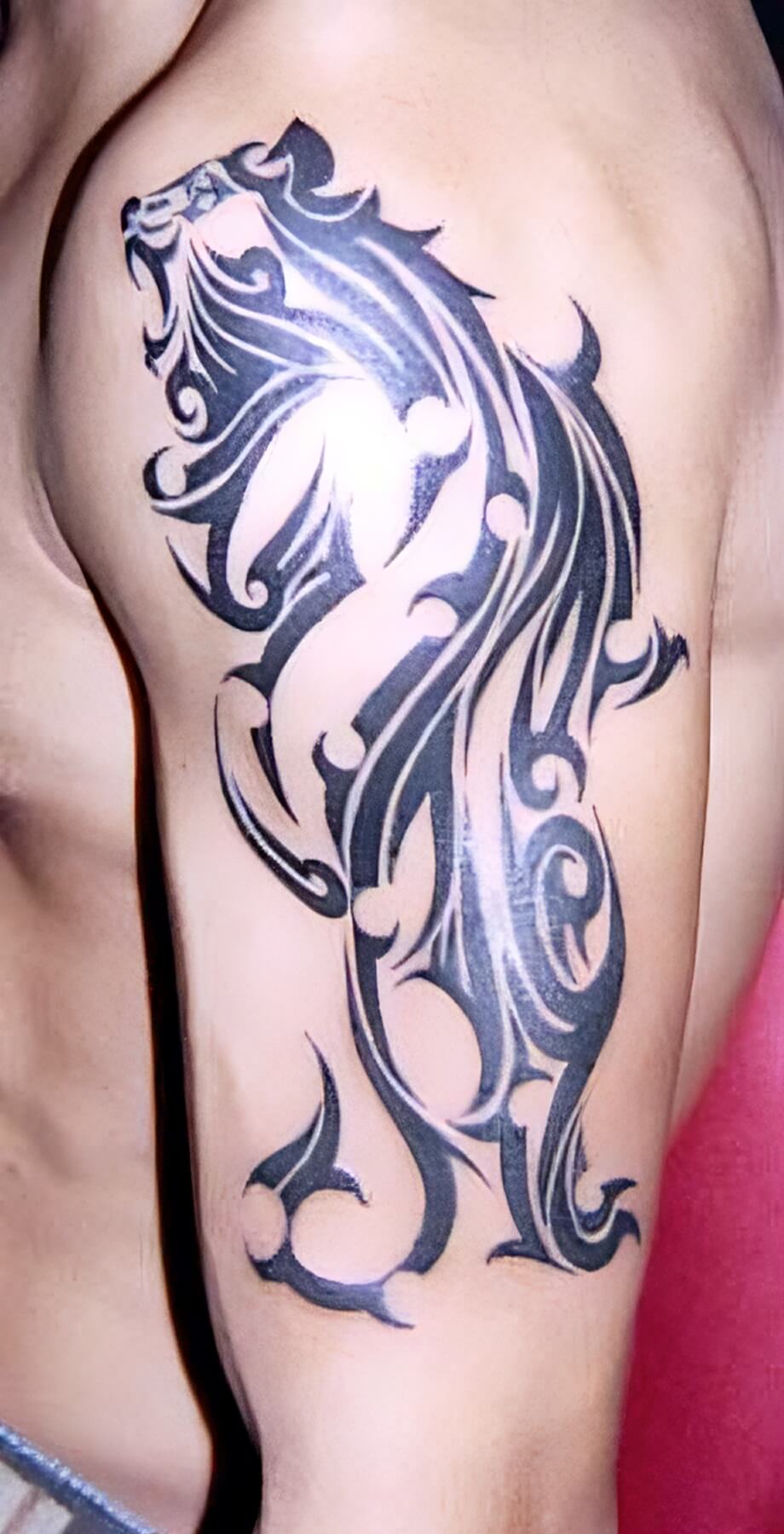 Brüllender Tribal Löwe