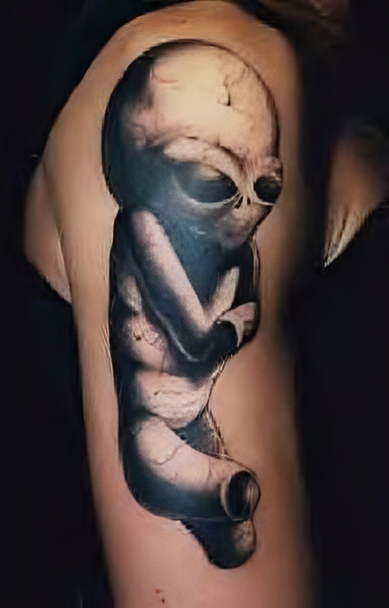 Fötus ähnlicher Alien mit Mandelaugen