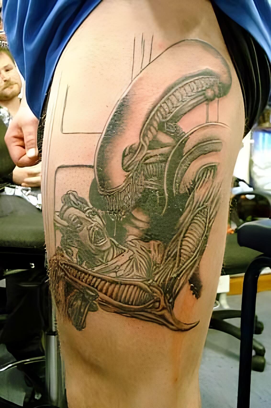Furchteinflößender Alien mit schreiendem Opfer