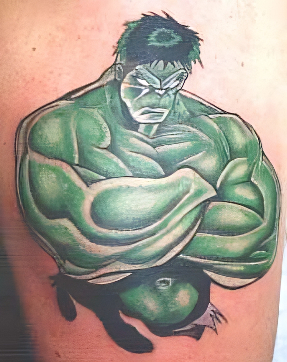 Hulk mit verschränkten Armen und bösem Blick
