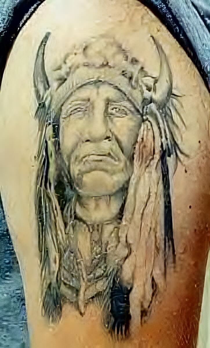 Indianer mit Federschmuck und Hörnern auf dem Haupt