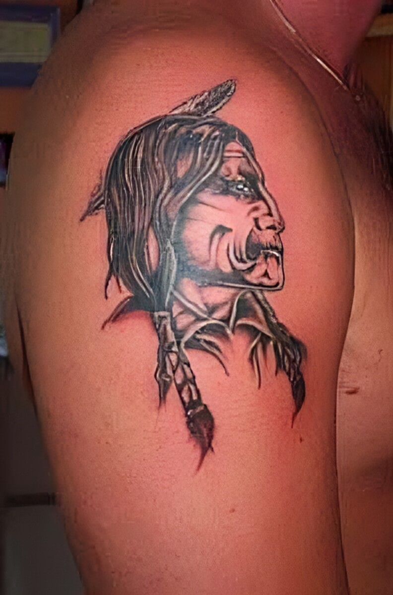 Kopf eines Indianerkriegers in seitlicher Darstellung