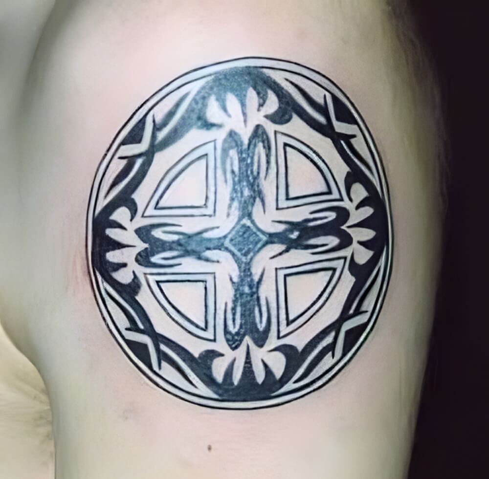 Radkreuz mit gleich langen Balken und Tribal Muster