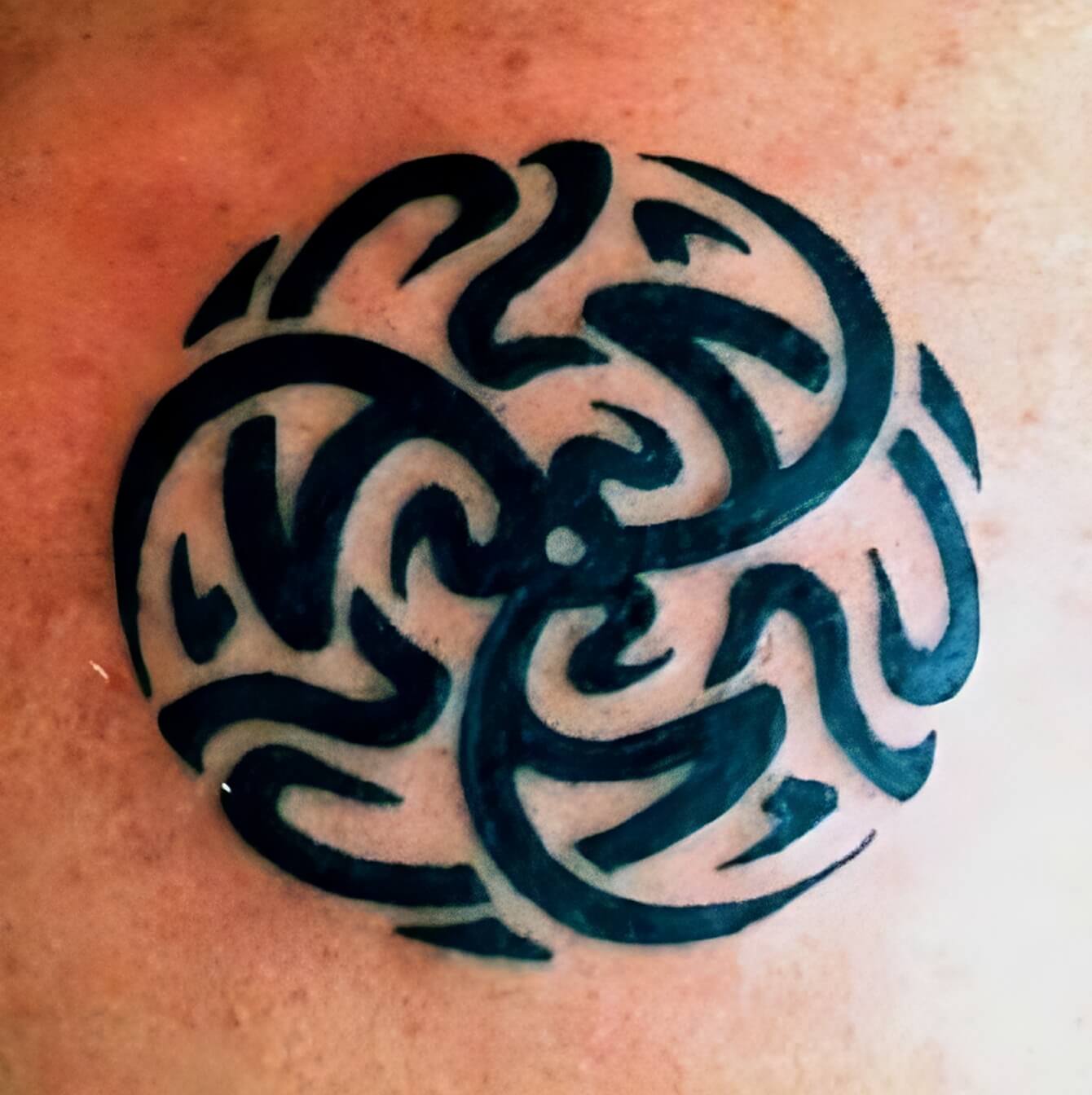 Rundes Tribal mit keltischem Knotenmuster
