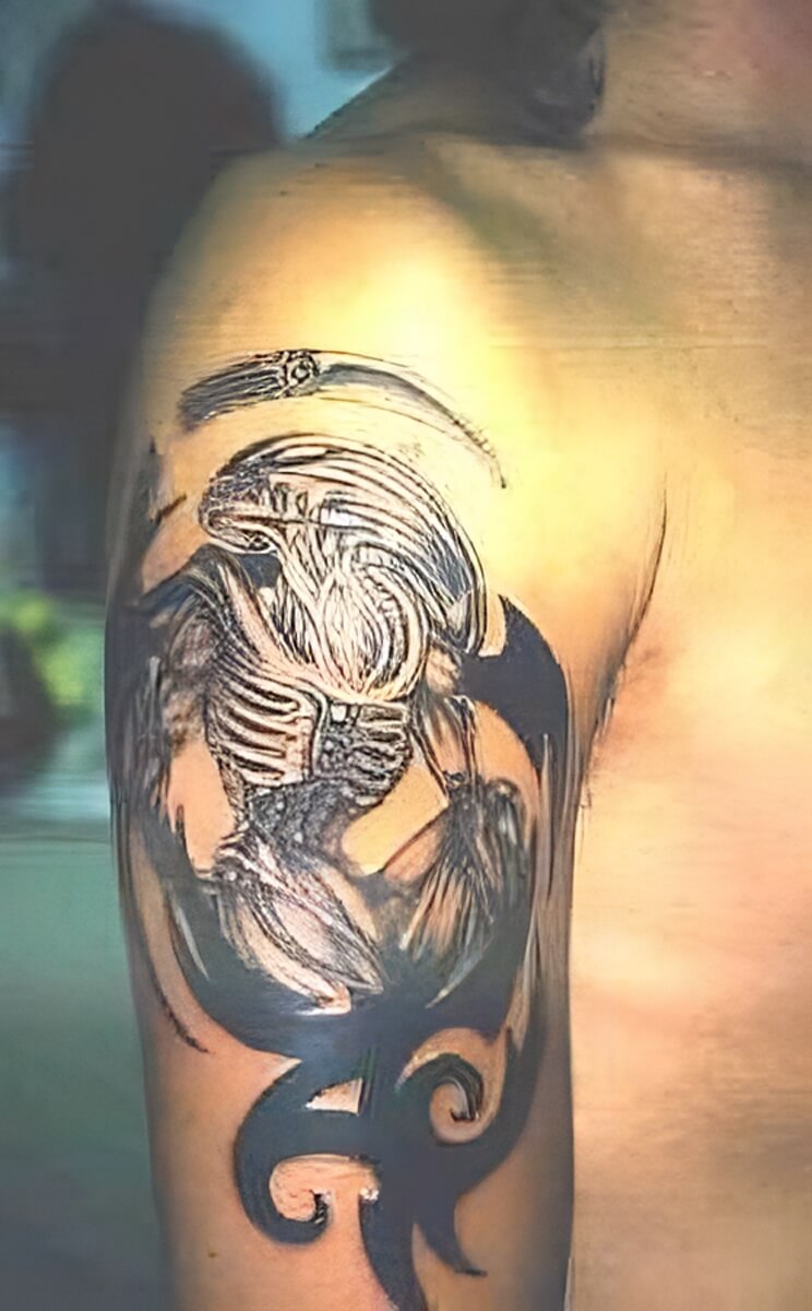 Skelettartiger Alien mit Triballinien