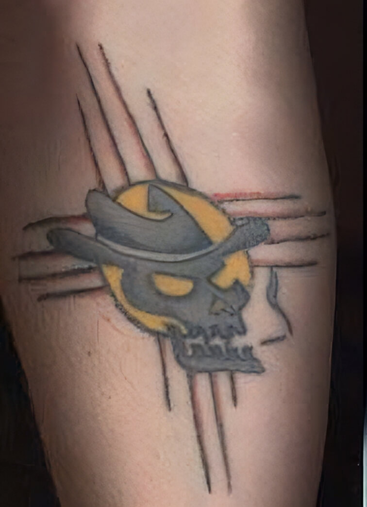Totenkopf mit Cowboyhut vor Kreuz-Sonne Totenkopf mit Cowboyhut vor Kreuz-Sonne