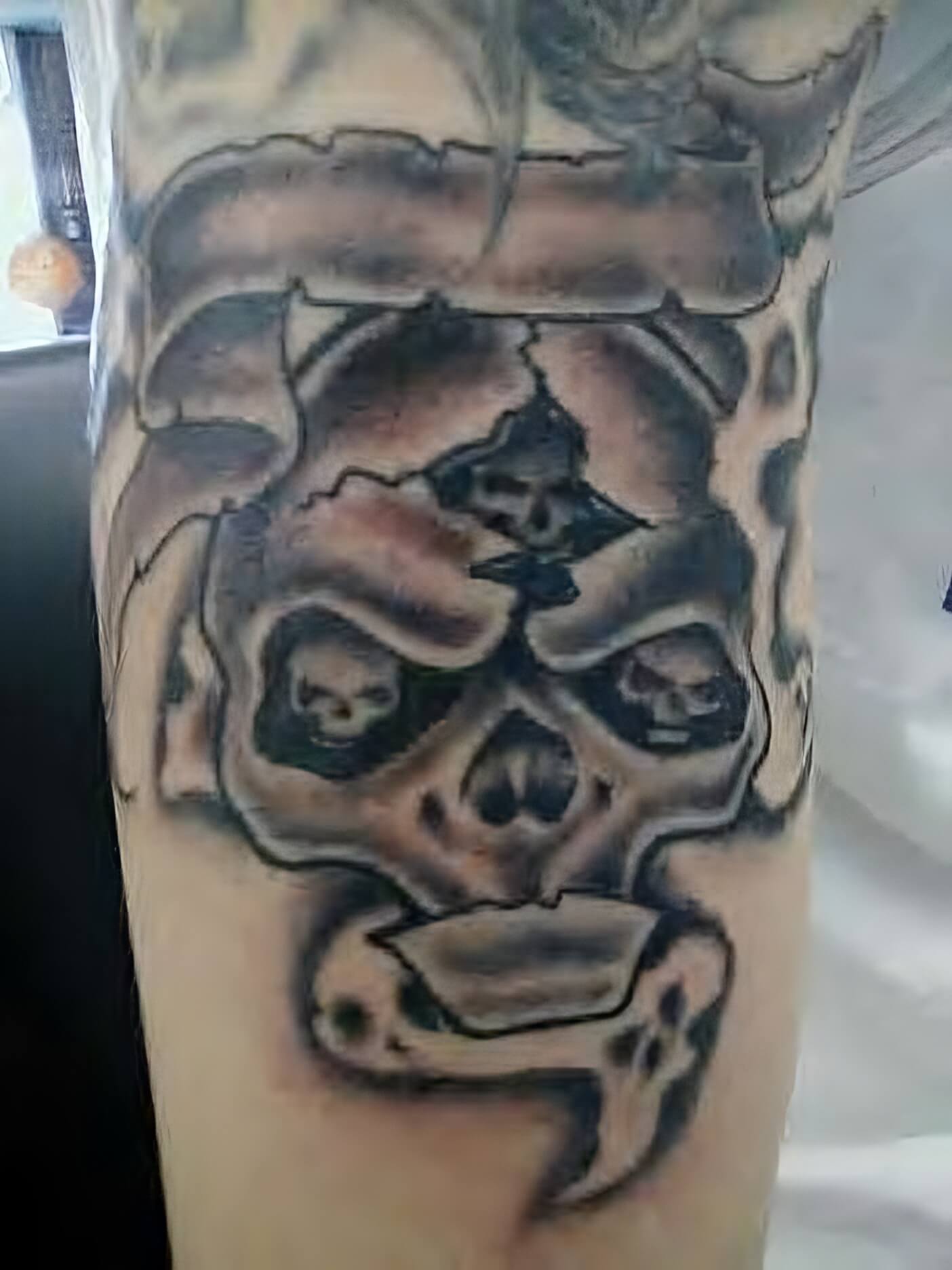 Totenkopf mit weiteren versteckten Totenköpfen Totenkopf mit weiteren versteckten Totenköpfen