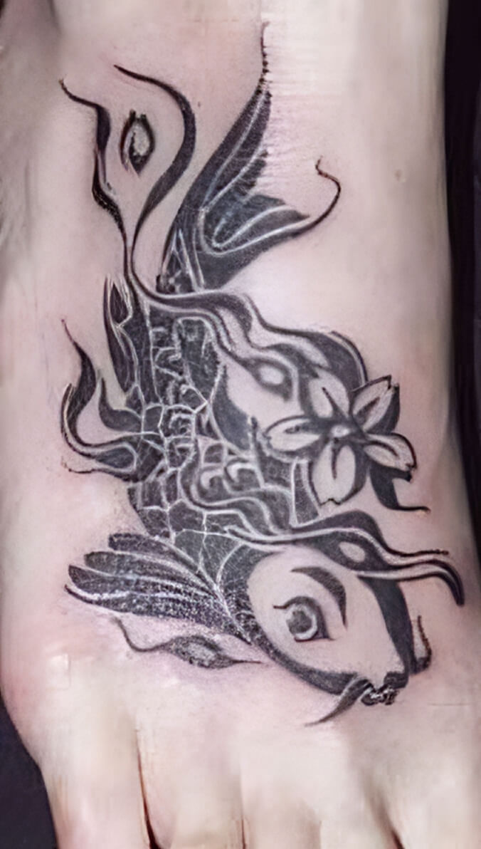 Tribal Koi Karpfen mit Blume