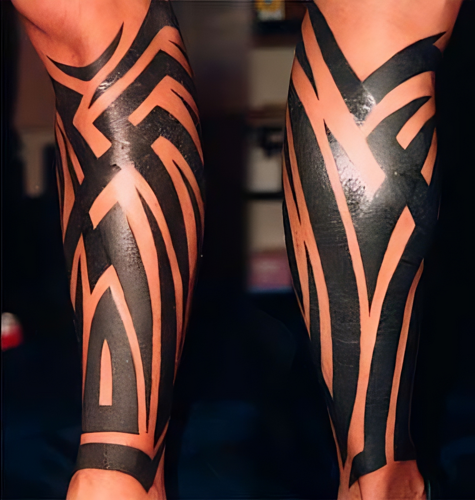 Tribal mit dicken Linien auf dem Bein
