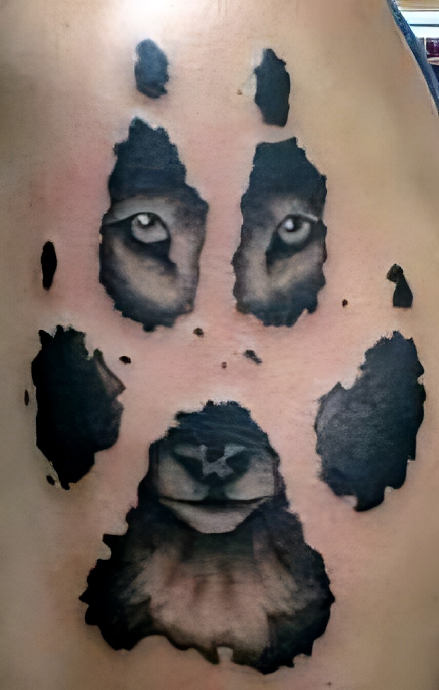 Wolfspfote mit Wolf Gesicht